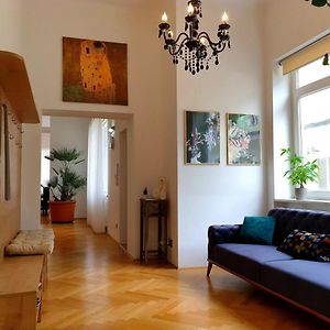 Sunny And Spacious Apartment Near City Centre